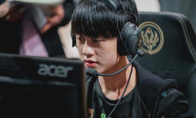 它折射出队 它折射出队